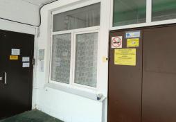 Вход - информация с текстом Брайля по адресу ул. проспект им. В.И. Ленина 45В